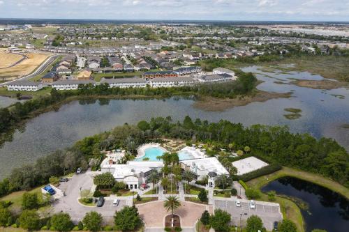 Spacious townhome with heated pool, WiFi, & central A/C - near theme parks photo 31