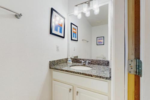Townhome with private pool in Solterra resort, ADA friendly photo 25