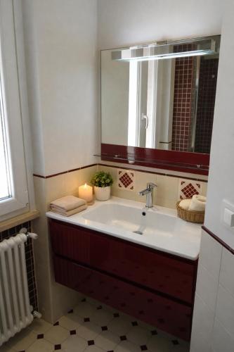 Elodie Deluxe apt -15 min Colosseum Metro - Center -Parking-Balcony