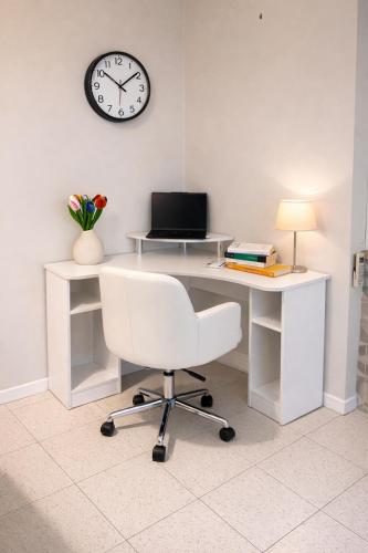 Elodie Deluxe apt -15 min Colosseum Metro - Center -Parking-Balcony