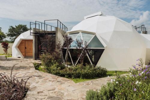 ein kugelförmiges Haus mit Garten in der Unterkunft Ishak Glamping in Tequila