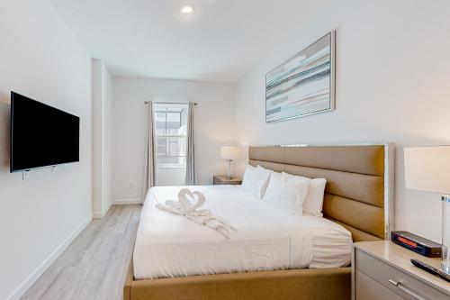Two-story, dog-friendly townhouse with a lanai, private pool, & washer/dryer photo 17