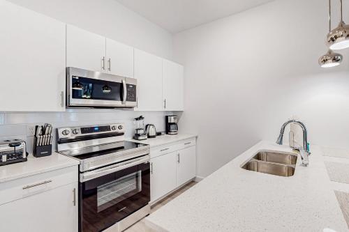 Two-story, dog-friendly townhouse with a lanai, private pool, & washer/dryer photo 15