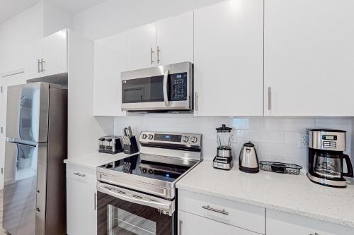 Two-story, dog-friendly townhouse with a lanai, private pool, & washer/dryer photo 16