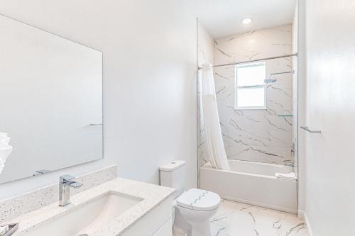 Two-story, dog-friendly townhouse with a lanai, private pool, & washer/dryer photo 31
