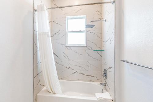 Two-story, dog-friendly townhouse with a lanai, private pool, & washer/dryer photo 32