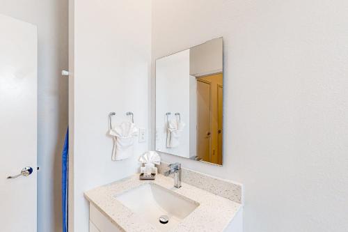 Two-story, dog-friendly townhouse with a lanai, private pool, & washer/dryer photo 28