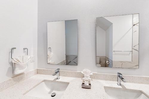 Two-story, dog-friendly townhouse with a lanai, private pool, & washer/dryer photo 27