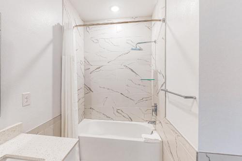 Two-story, dog-friendly townhouse with a lanai, private pool, & washer/dryer photo 33