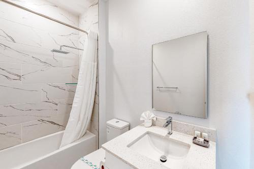 Two-story, dog-friendly townhouse with a lanai, private pool, & washer/dryer photo 29
