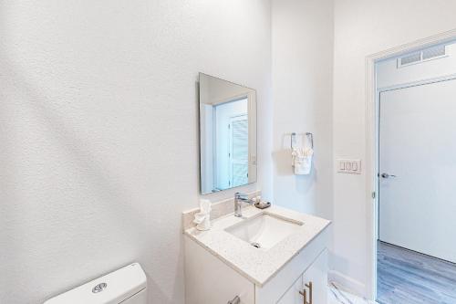 Two-story, dog-friendly townhouse with a lanai, private pool, & washer/dryer photo 30