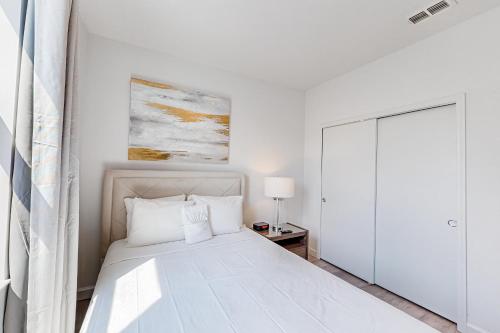Two-story, dog-friendly townhouse with a lanai, private pool, & washer/dryer photo 24