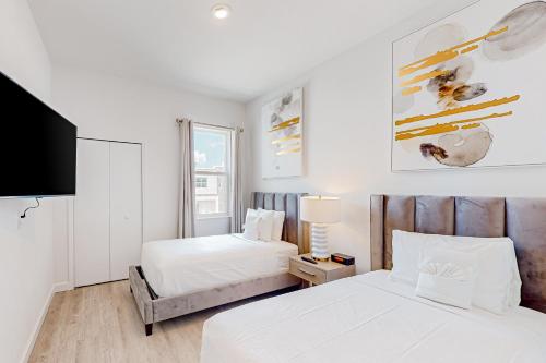 Two-story, dog-friendly townhouse with a lanai, private pool, & washer/dryer photo 3