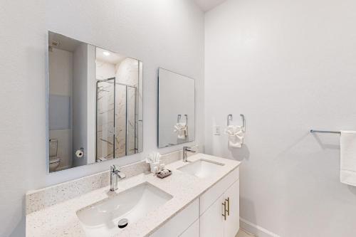 Two-story, dog-friendly townhouse with a lanai, private pool, & washer/dryer photo 35