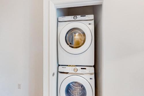 Two-story, dog-friendly townhouse with a lanai, private pool, & washer/dryer photo 36