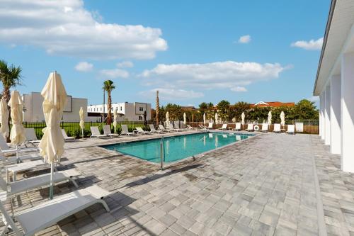 Two-story, dog-friendly townhouse with a lanai, private pool, & washer/dryer photo 42