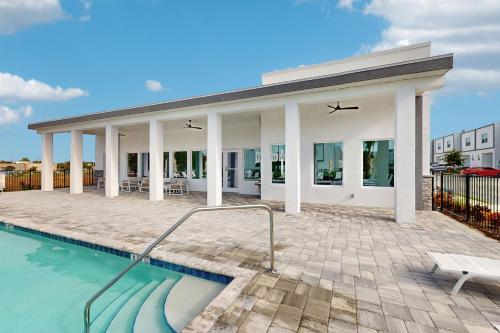 Two-story, dog-friendly townhouse with a lanai, private pool, & washer/dryer photo 43