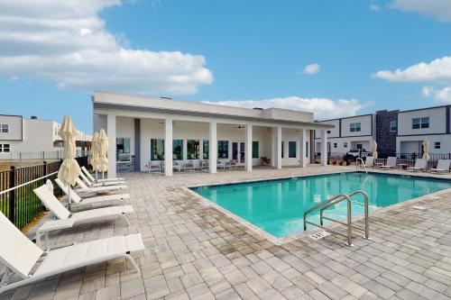 Two-story, dog-friendly townhouse with a lanai, private pool, & washer/dryer photo 46