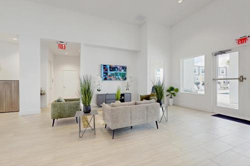 Two-story, dog-friendly townhouse with a lanai, private pool, & washer/dryer photo 55
