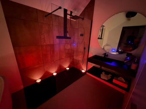 an overhead view of a bathroom with a sink and a mirror at STUNNING VIEW, chambre en forêt proche BORDEAUX in Bouliac