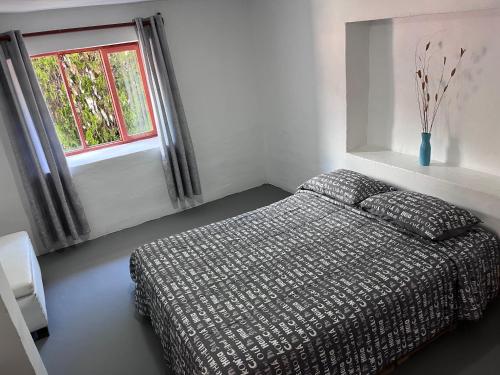 a bedroom with a bed and a window at Casa I Love Huaraz in Huaraz