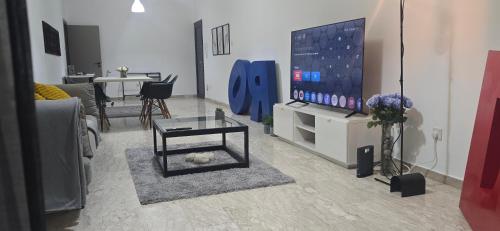 ART- D Deluxe 3 BR Apartment - Breakbooking CY