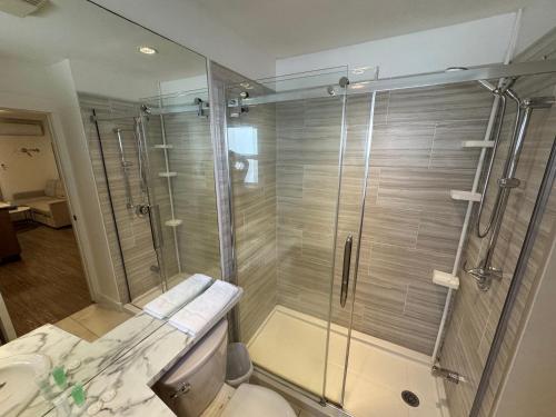 ein Badezimmer mit Dusche, Toilette und Waschbecken in der Unterkunft Riverside Resort & RV Park in Qualicum Beach