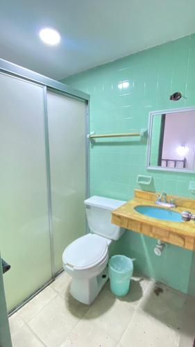 ein Badezimmer mit Toilette und Waschbecken in der Unterkunft Hotel S Barbara in Mazatlán