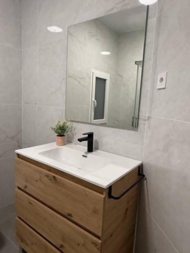 a bathroom with a sink and a mirror at Alojamiento Baeza - Leones 9 A in Baeza