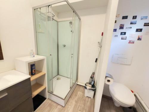 Le Balcon du Centre tesisinde bir banyo