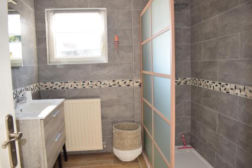 a bathroom with a sink and a shower at brise marine in Le Crotoy
