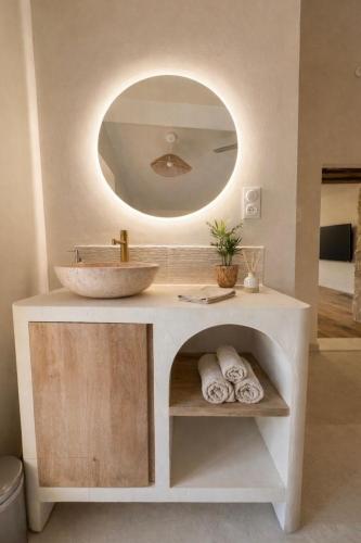 a bathroom with a sink and a mirror at Oasis proche du Futuroscope in Saint-Cyr