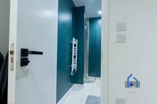 Central Manchester Duplex - Balcony - Roof Terrace - Parking photo 12