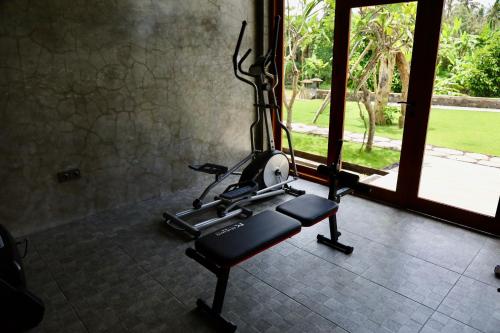 a room with a gym with a treadmill at Rumah Hadeka sawan in Sawan