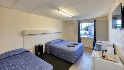 a room with a bed and a couch in it at Motel 707 in Emerald