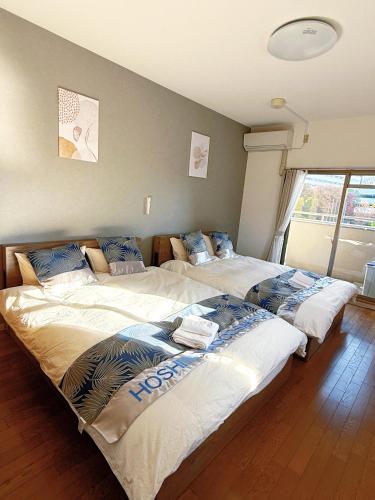 two large beds in a room with at 星の宿大阪城 in Osaka