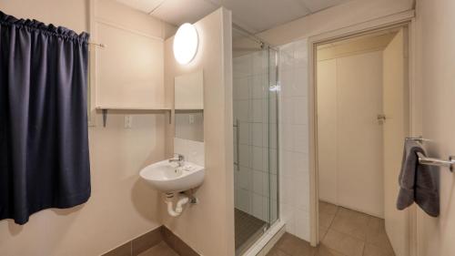 a bathroom with a sink and a shower at Motel 707 in Emerald