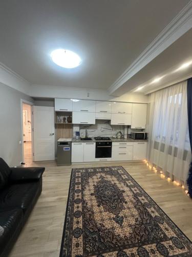 un soggiorno con divano e cucina di Apartament Chişinǎu a Chişinău