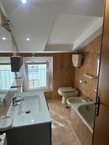 ein Badezimmer mit Waschbecken, Badewanne und Toilette in der Unterkunft Casa Piaggiola in Gubbio