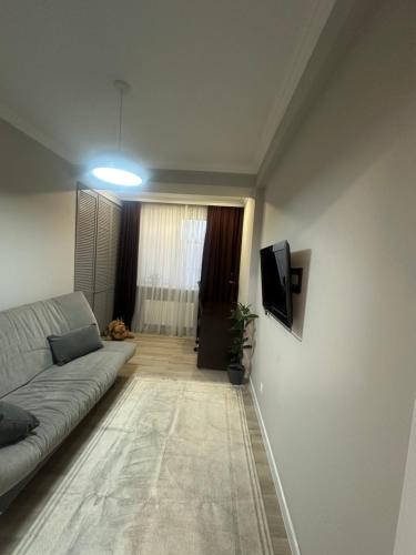 un soggiorno con un divano e una TV di Apartament Chişinǎu a Chişinău