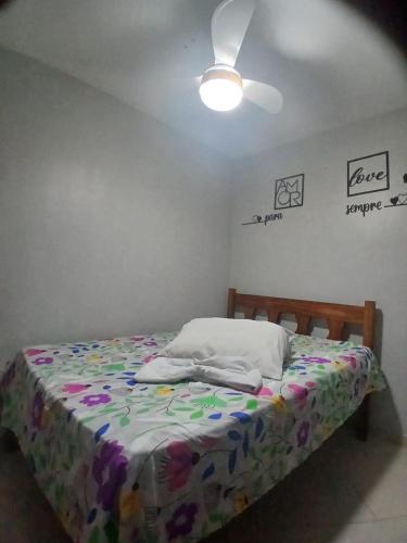 a bedroom with a bed and a ceiling fan at aconchego pe na areia in Ilhéus
