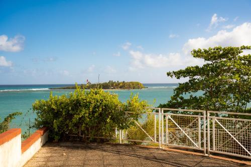 a view of the ocean from a balcony at Beau studio au coeur du Gosier in Le Gosier