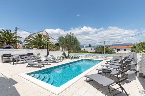 Family-friendly apartments with swimming pool Arbanija - Ciovo - 25090
