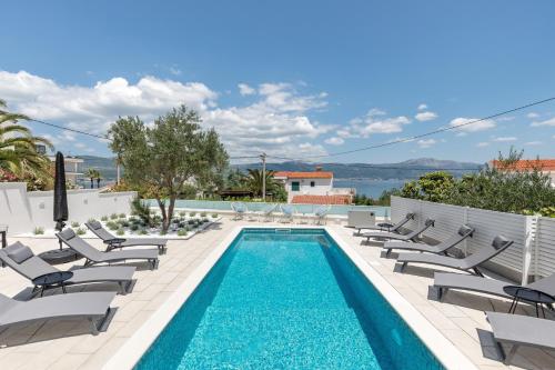 Family-friendly apartments with swimming pool Arbanija, Ciovo - 25090