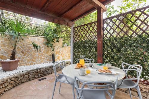 Family-friendly apartments with swimming pool Arbanija, Ciovo - 25090