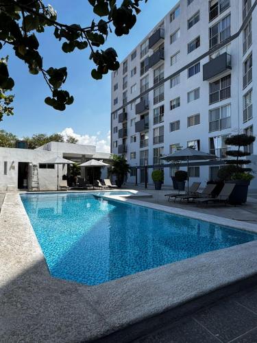 a swimming pool in front of a building at Depa con AC y Alberca en el centro de Guadalajara in Guadalajara