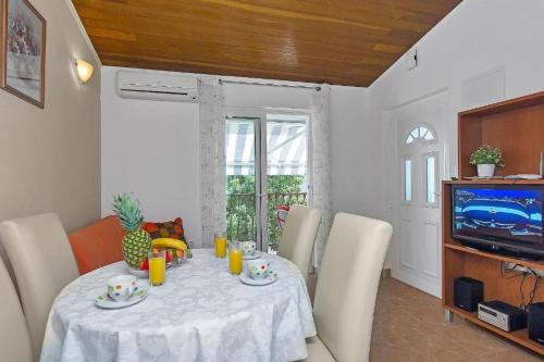 Apartments with WiFi Makarska - 25240
