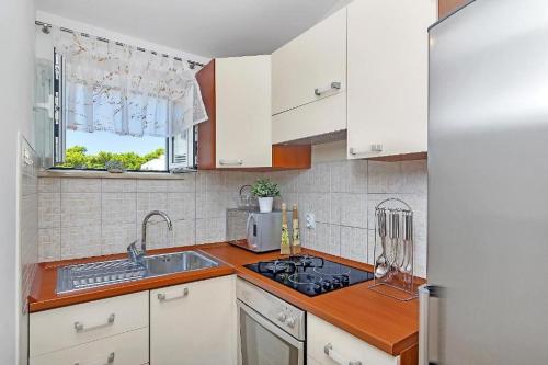 Apartments with WiFi Makarska - 25240