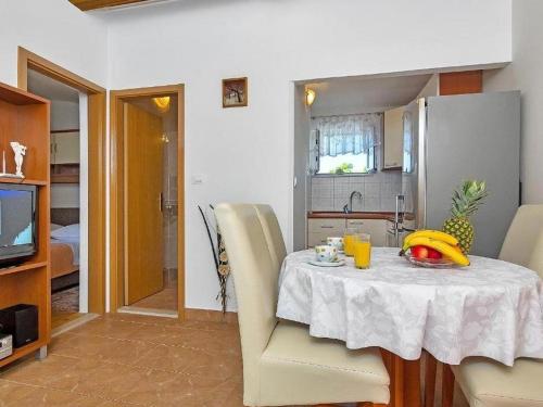Apartments with WiFi Makarska - 25240