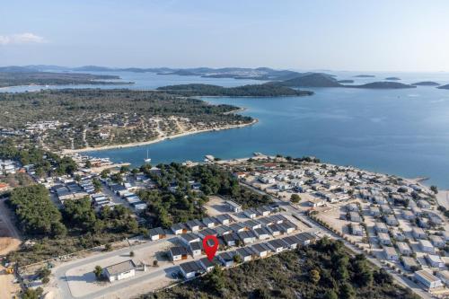 Apartments by the sea Pakostane, Biograd - 25107